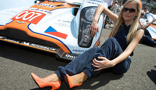 24 Studnen von Le Mans: Aston-Martin-Girls und nackte Tastachen