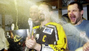 Angriff der Pinguine: Die Krefelder holten sich nach einem Final-Krimi gegen Köln 2003 den Titel - Champagnerdusche natürlich inklusive