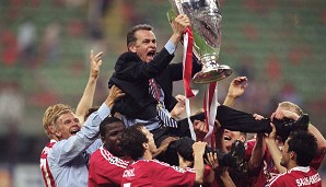 Unter Ottmar Hitzfeld holt sich der FC Bayern den Pokal - zum vierten Mal nach den Erfolgsjahren 1974-76