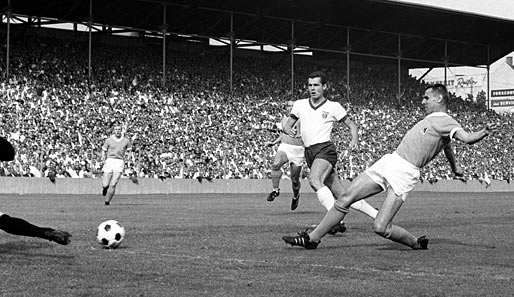 Im Derby gegen 1860 München. Beinahe wäre Beckenbauer sogar selbst ein Löwe geworden. Hätte es da nicht den Vorfall mit ...