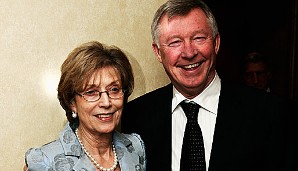 Daheim hat Cathy Ferguson die Hosen an: 2007 verbot sie ihrem Sir Alex bei einem Freundschaftsspiel von United auf der Bank zu sitzen. Er sollte ihr beim Umzug helfen