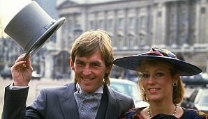 In England trägt man eben Hut. Marina Dalglish und ihr King Kenny posen 1980 vor dem Buckingham Palace, wo der Ex-Coach des FC Liverpool geehrt wurde
