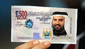 Der freundlich lächelnde Herr ist Scheich Mansour und weiß nicht, wohin mit seinem Geld. 5.634.198 Euro jährlich zahlt er seinen Stars von Manchester City