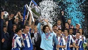 2002 wechselte er zum FC Porto. Dort gewann er 2003 den UEFA-Cup und 2004 die Champions League. Mourinho wikrt unbeteiligt...