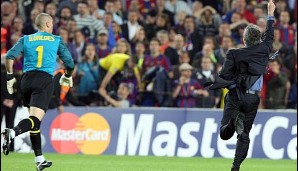 2008 wechselt Mourinho zu Inter Mailand und freut sich wie ein Wahnsinniger, als sein Team in der Champions League 2010 gegen Barca den Finaleinzug schafft
