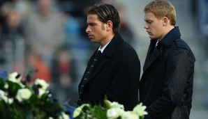 Eine seiner schwersten Stunden: Wie die komplette Fußballnation trauert auch Manuel Neuer (r.) 2009 bei der Beerdigung von DFB-Elf-Kollege Robert Enke