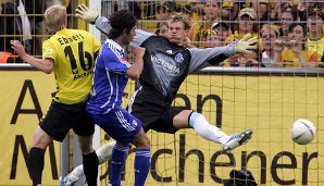 Es dauerte aber noch ein Jahr, bis er zum ersten Mal Bundesliga-Luft schnuppern durfte. Gegen Alemannia Aachen gab Neuer am 19. August 2006 sein Debüt