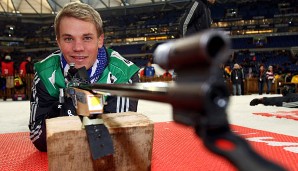 Ein bisschen Abwechslung muss trotzdem sein: Hier schießt Neuer bei einer Biathlon-Veranstaltung auf Schalke scharf