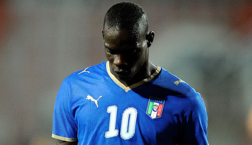 Aber auch ohne eigenes Zutun geriet der Italiener in die Schusslinie: In Italien wurde Balotelli wegen seiner Hautfarbe immer wieder rassistisch angefeindet