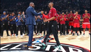 Kobe wurde vor Spielbeginn noch einmal von Magic Johnson vorgestellt, der ihm für 20 wunderbare Jahre dankte. Zwei Lakers-Legenden vereint, kein Wunder, dass die übrigen Spieler andächtig klatschten