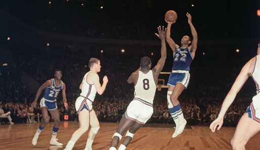 Jerry West sagte über ihn: "Er war einer der spektakulärsten Shooter, die der Basketball je gesehen hat". Elgin Baylor (#22) stand zwischen 1959-69 zehn Mal im All-NBA First Team