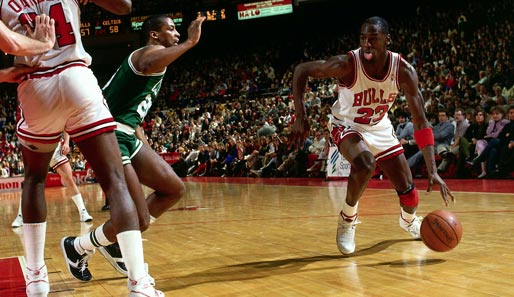 Der Größte überhaupt? Michael Air Jordan (r.) gewann zwischen 1991 und 1998 sechs NBA-Titel mit den Chicago Bulls. 2009 wurde er in die Hall of Fame aufgenommen