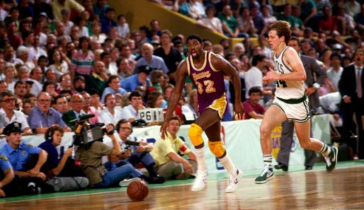 Point Guard Earvin Magic Johnson (l.) feierte mit den Los Angeles Lakers in den 80er-Jahren fünf Meistertitel. Er wurde außerdem neun Mal ins All-NBA First Team gewählt