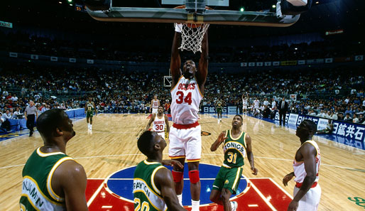 Center Hakeem Olajuwon (M.) erzielte als einer von acht Spielern über 20.000 Punkte in der NBA. 1994 und 1995 wurde er Champion mit den Houston Rockets