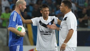 Beim "Match Against Poverty" spielte er mit Legenden wie Zinedine Zidane (l.) und Ronaldo (r.)