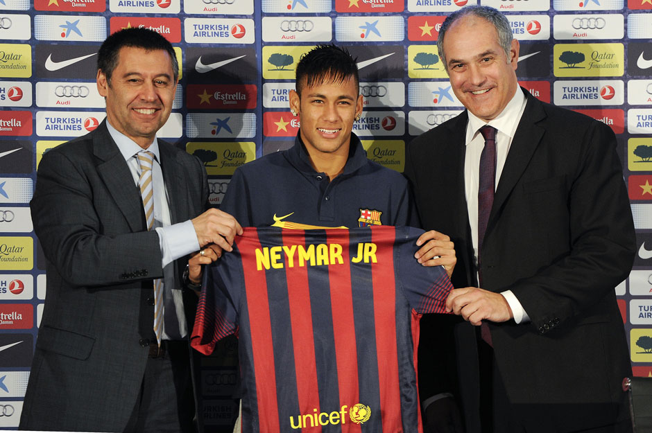 Im Sommer 2013 beendete Neymar die wilden Spekulationen um seine Person. Er wechselte für 57 Mio. Euro zum FC Barcelona, der sich sehr über die Verpflichtung freute.