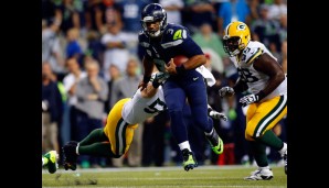 Quarterback Russel Wilson kämpft sich durch die Verteidigung der Packers