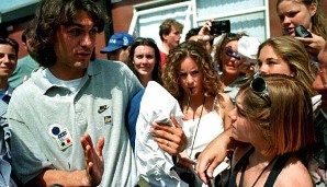 Frauenschwarm und Fanliebling war Paolo Maldini immer. Hier erlebt er einen Belagerungszustand am Rande der Europameisterschaft 1996 in England