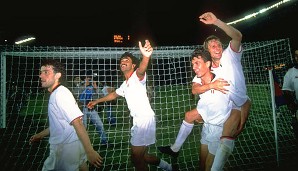 1988 wurde Paolo erstmals Meister, im Jahr darauf durch ein 4:0 gegen Steaua Bukarest Sieger im Europacup der Landesmeister. Hier trägt er Angelo Colombo auf dem Rücken
