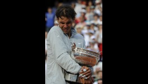2014 - Titel Nummer neun! "Den geb' ich nie wieder her", scheint Rafa hier zu denken. Als hätte er es geahnt: Nadal feiert hier seinen vorerst letzten der 14 Grand-Slam-Titel