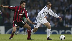 Er war nicht nur im Champions-League-Finale 2002 der zentrale Mann im Spiel der Madrilenen: Der Franzose Zindedine Zidane (r.)...