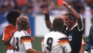 Legendär ist selbstredend auch die Spuckattacke von Frank Rijkaard gegen Rudi Völler bei der WM 1990. Im Achtelfinale brennen dem Niederländer die Sicherungen durch. Er spuckt Völler ins lockige Haar und zieht ihn dann auch noch am Ohr.