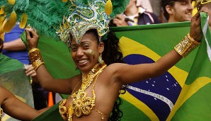 Samba do Brasil: Eine sexy Brasilianerin lässt im Stadion die Hüften kreisen