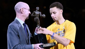 Im Rennen um den MVP Award setzte sich Curry mit einer bockstarken Saison gegen LeBron James und James Harden durch. Adam Silver überreichte ihm die Trophäe während der Playoffs 2015