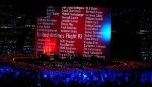 Das Endspiel 2002 stand ganz im Zeichen der Anschläge des 11. September: Während der Show wurden die Namen der Opfer auf eine überdimensionale Leinwand projeziert.