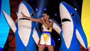 ... zwei Performer im Haifisch-Kostüm eroberten nach dem Auftritt die sozialen Netzwerke. Verkaufszahlen ähnlicher Kostüme schossen in die Höhe.