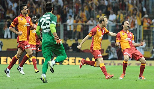Zuvor sorgten Selcuk Inan (r.) und Burak Yilmaz mit zwei Doppelpacks für den Gala-Sieg gegen Sivas