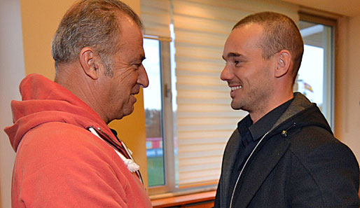...bei Trainer Fatih Terim, mit dem sich Sneijder itailenisch unterhalten kann