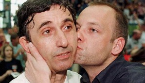 Männerliebe im Basketball: Manager Marco Baldi küsst den Trainer. Ungerechtfertigt war das nicht, schließlich führte Pesic ALBA 1997 zur ersten deutschen Meisterschaft