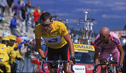 Am Mont Ventoux ließ er Pantani (r.) noch gewinnen. Aber am zweiten Sieg von Armstrong konnte im Jahr 2000 weder der noch Jan Ullrich etwas ändern (Titel annulliert)