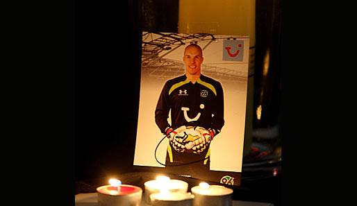 Auf einem Altar vor dem Stadion standen Kerzen um ein Foto von Robert Enke.