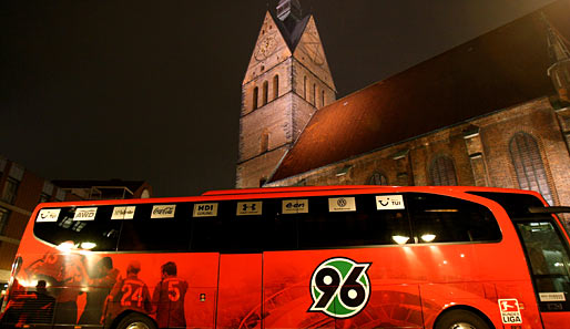 Der Mannschaftbus von Hannover 96 vor der Marktkirche in Hannover. Die Mannschaft nahm geschlossen am Trauergottesdienst teil.