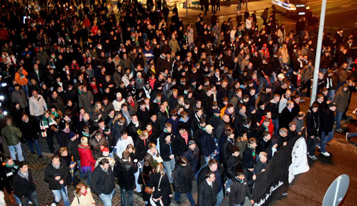 Tausende Fans zogen nach der Andacht von der Marktkirche zur Arena.