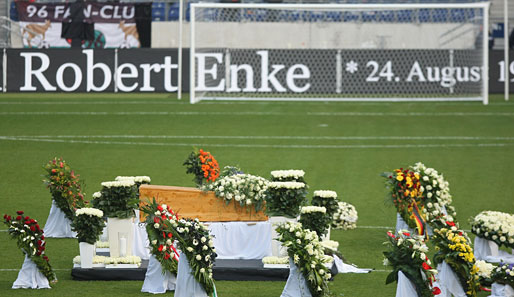Zur bewegenden Trauerfeier im November 2009 in die Hannoveraner Arena kamen Zehntausende, um dem verstorbenen Torwart die letzte Ehre zu erweisen.
