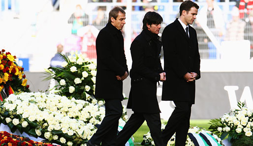 Bundestrainer Joachim Löw, Nationalmannschaftsmanager Oliver Bierhoff und Jürgen Klinsmann verabschiedeten von Robert Enke.