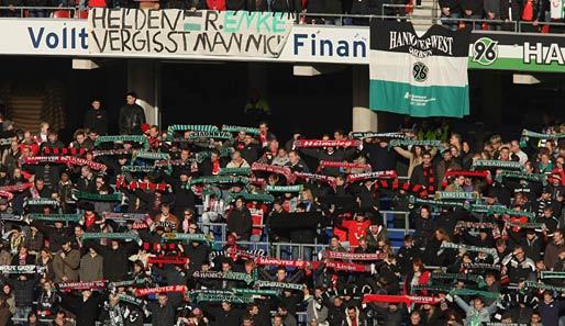 "Helden vergisst man nicht", stand auf einem Plakat der Hannoveraner Fans.