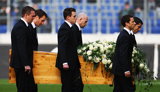 Langjährige Weggefährten Enkes trugen den Sarg am Ende der einstündigen Trauerfeier aus dem Stadion.
