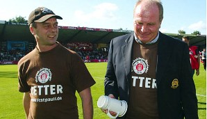 Aber Hoeneß hat auch ein großes Herz und eine soziale Ader. Den darbenden Traditionsverein FC St. Pauli retteten er und der FC Bayern vor dem Aus