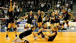Deutschland ist im Finale! Die Sensation ist perfekt! In einem packenden Spiel schlugen die deutschen Volleyball-Damen Belgien nach 0:2-Rückstand noch mit 3:2
