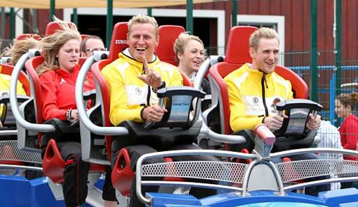 Karl Angerer (l.), Magdalena Neuner (M.) und Frank Rommel amüsieren sich im Europapark Rust auf der Blue-Fire-Bahn