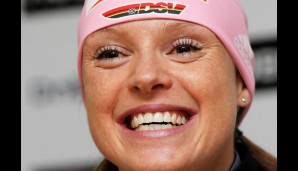 Wobei der Biathlon-Weltcup mit Langlauf-Doppelolympiasiegerin Evi Sachenbacher-Stehle ein strahlendes Lächeln hinzugewonnen hat