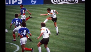 DAS Tor von Lothar Matthäus. Dafür wurde vermutlich der Begriff "fulminant" erfunden. Deutschland gewinnt 4:1. Matthäus spielt Ü-B-E-R-ragend.