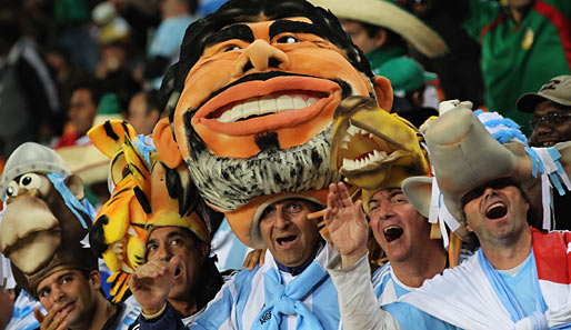 Aber auch alle anderen Argentinier reißt das Spiel von den Sitzen und die Masken vom Kopf - da hat Maradona gut lachen