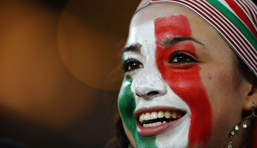 Die Mexikaner können sich an diesem Abend zumindest über den Titel der schönsten weiblichen Anhänger freuen