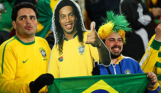 BRASILIEN - CHILE: Diese Kollegen haben den Pappkameraden Ronaldinho dabei, doch den werden sie dieses Mal vergeblich suchen