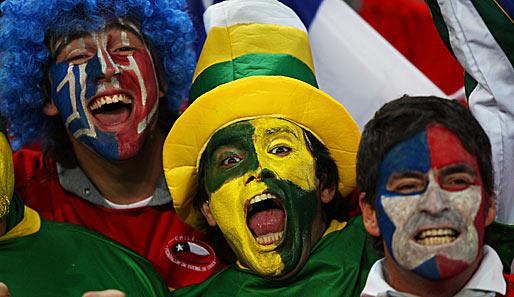 So soll's doch sein bei einer WM: Chilenische und brasilianische Fans feiern gemeinsam